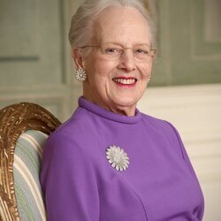 Margarita de Dinamarca en su 85 cumpleaños con su broche Daisy