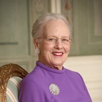 Margarita de Dinamarca en su 85 cumpleaños con su broche Daisy