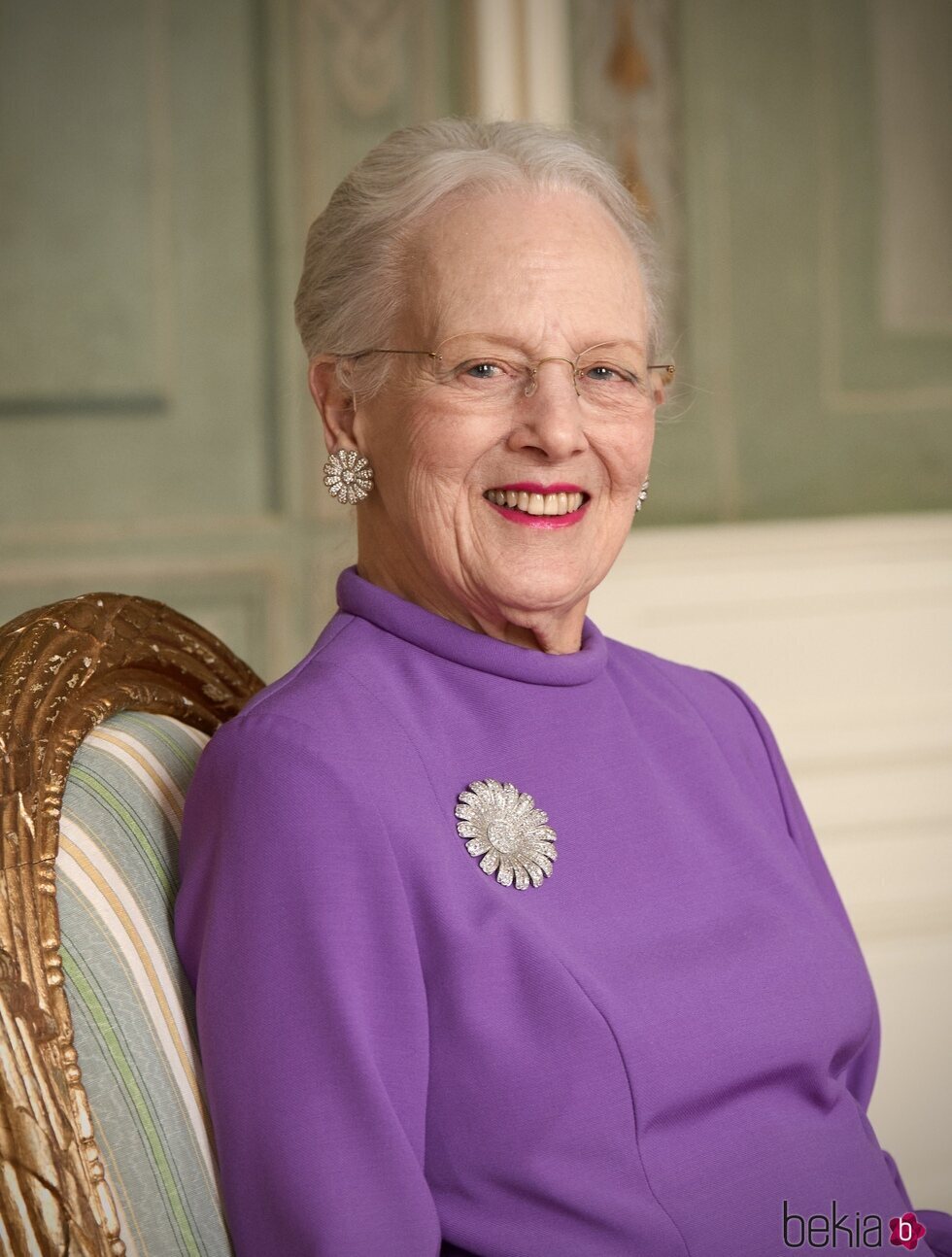 Margarita de Dinamarca en su 85 cumpleaños con su broche Daisy