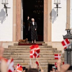 Margarita de Dinamarca saludando en su 85 cumpleaños