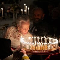 Margarita de Dinamarca soplando las velas de su tarta por su 85 cumpleaños