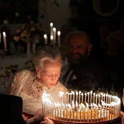 Margarita de Dinamarca soplando las velas de su tarta por su 85 cumpleaños