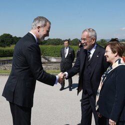 El Rey Felipe VI saluda al Presidente de Austria y a su esposa conmemoración del 80 aniversario de la liberación del Campo de Concentración de Mauthausen