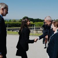 La Reina Letizia saluda al Presidente de Austria y a su esposa conmemoración del 80 aniversario de la liberación del Campo de Concentración de Mauthausen