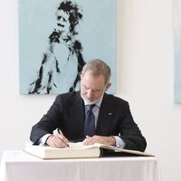 El Rey Felipe VI firmando en el libro de recuerdo a las víctimas del campo de concentración de Mauthausen