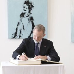 El Rey Felipe VI firmando en el libro de recuerdo a las víctimas del campo de concentración de Mauthausen