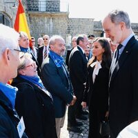 Los Reyes Felipe y Letizia con miembros de Amical en el 80 aniversario de la liberación de Mauthausen