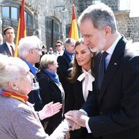 Los Reyes Felipe y Letizia saludan a Dolores Font, hija de una de las víctimas de Mauthausen