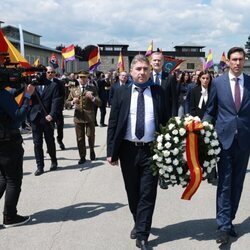 Los Reyes Felipe y Letizia con banderas republicanas detrás en el 80 aniversario de la liberación de Mauthausen