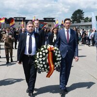 Los Reyes Felipe y Letizia con banderas republicanas detrás en el 80 aniversario de la liberación de Mauthausen
