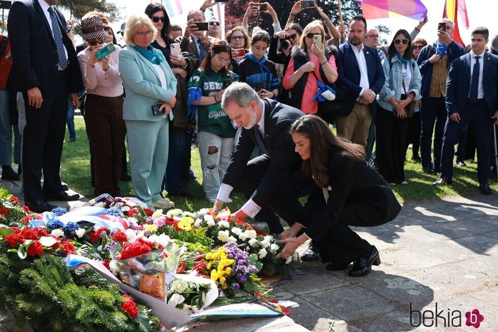 Los Reyes Felipe y Letizia en la ofrenda floral en el 80 aniversario de la liberación de Mauthausen