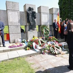 Los Reyes Felipe y Letizia presentando sus respetos en la ofrenda floral a los republicanos españoles en Mauthausen