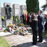 Los Reyes Felipe y Letizia presentando sus respetos en la ofrenda floral a los republicanos españoles en Mauthausen