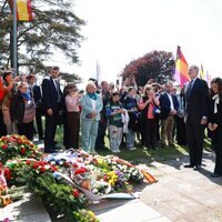 Los Reyes Felipe y Letizia en la ofrenda floral a los republicanos españoles y el monumento francés en Mauthausen