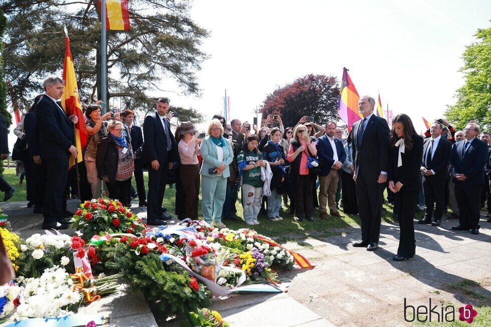 Los Reyes Felipe y Letizia en la ofrenda floral a los republicanos españoles y el monumento francés en Mauthausen