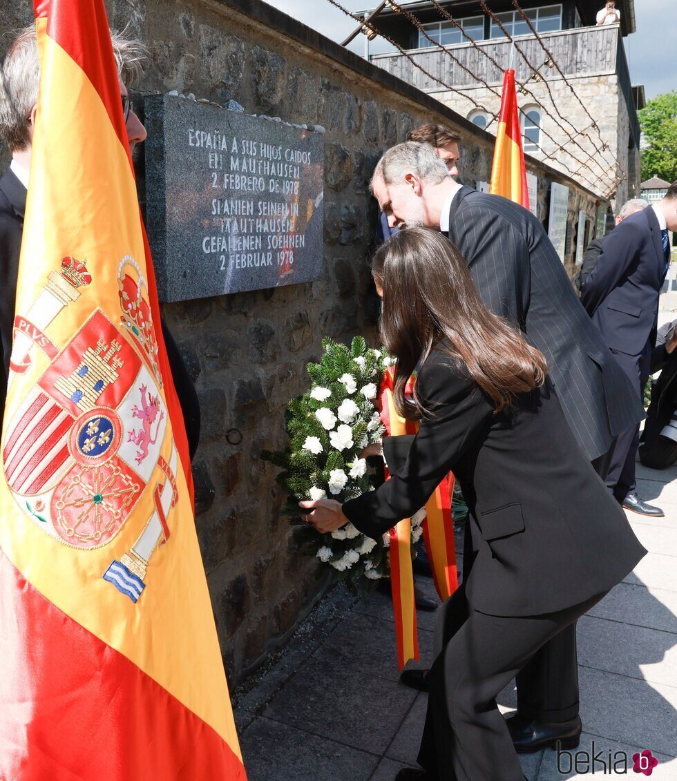 Los Reyes Felipe y Letizia en la ofrenda floral en la placa institucional de España en Mauthausen
