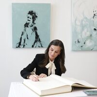 La Reina Letizia firmando en el libro de recuerdo a las víctimas del campo de concentración de Mauthausen