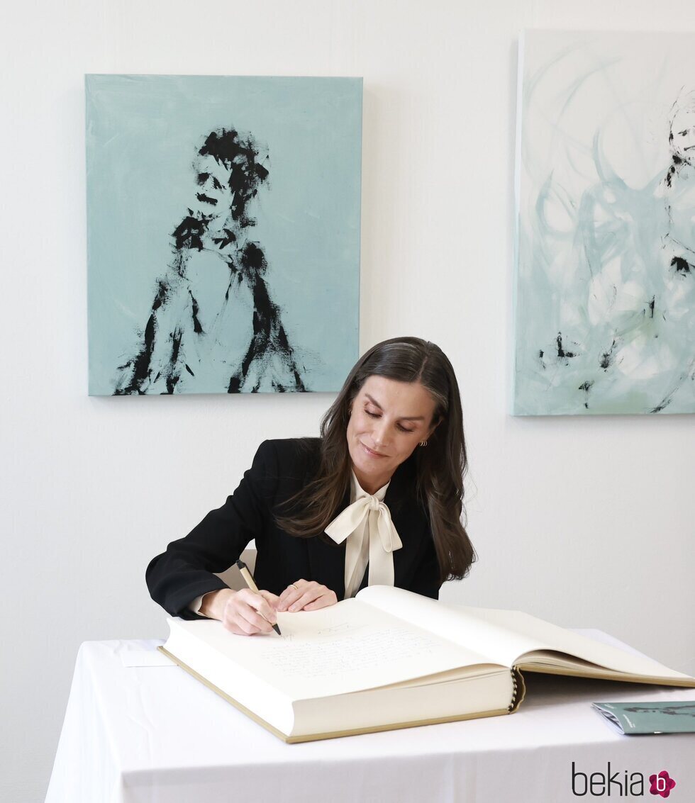 La Reina Letizia firmando en el libro de recuerdo a las víctimas del campo de concentración de Mauthausen