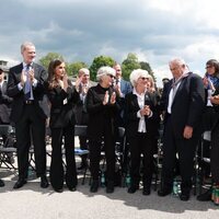 Los Reyes Felipe y Letizia aplauden a una de las víctimas de Mauthausen