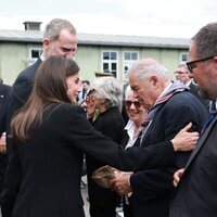 Los Reyes Felipe y Letizia saludan a una de las víctimas de Mauthausen