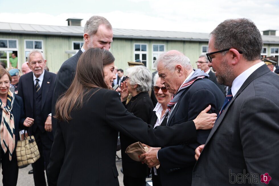 Los Reyes Felipe y Letizia saludan a una de las víctimas de Mauthausen