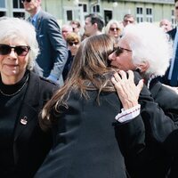 La Reina Letizia abraza a una superviviente del campo de concentración de Mauthausen