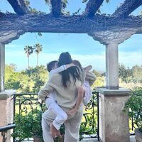 Meghan Markle con sus hijos Archie y Lili agarrados
