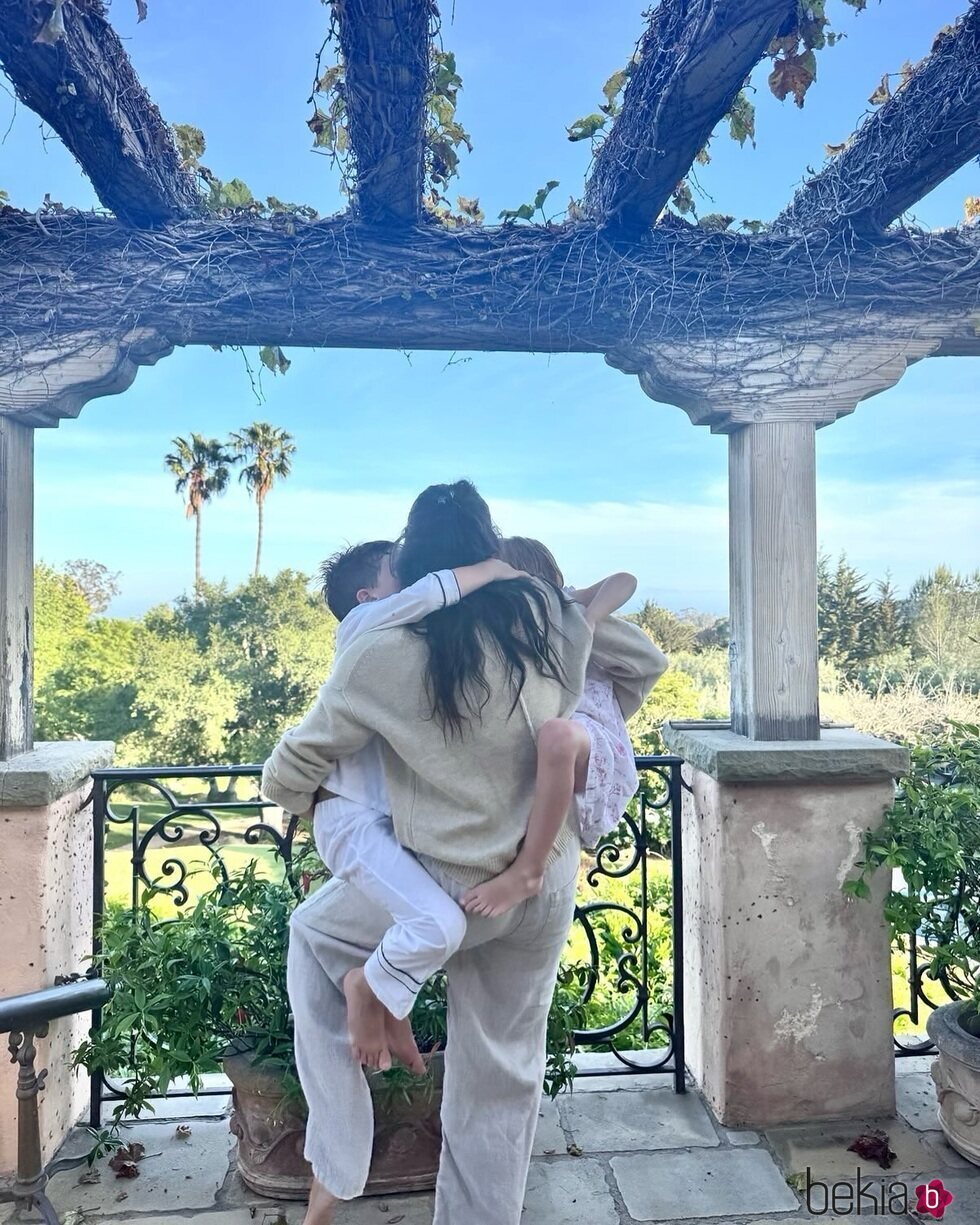 Meghan Markle con sus hijos Archie y Lili agarrados
