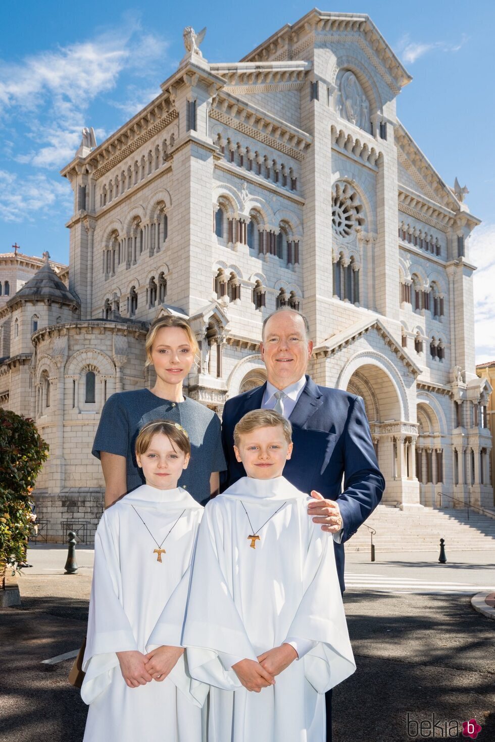 Alberto y Charlene de Mónaco y sus hijos en la Primera Comunión de  Jacques y Gabriella de Mónaco