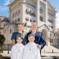 Alberto y Charlene de Mónaco y sus hijos en la Primera Comunión de  Jacques y Gabriella de Mónaco