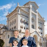 Alberto y Charlene de Mónaco y sus hijos en la Primera Comunión de  Jacques y Gabriella de Mónaco