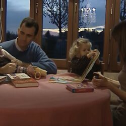 Los Reyes Felipe y Letizia jugando en casa con sus hijas Leonor y Sofía cuando eran pequeñas