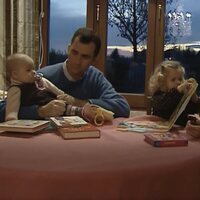Los Reyes Felipe y Letizia jugando en casa con sus hijas Leonor y Sofía cuando eran pequeñas