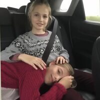 La Infanta Sofía tumbada sobre la Princesa Leonor en el coche cuando eran pequeñas