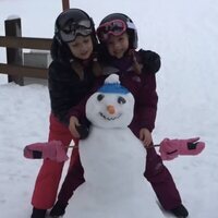 La Princesa Leonor y la Infanta Sofía con un muñeco de nieve cuando eran pequeñas