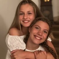 La Princesa Leonor y la Infanta Sofía posando juntas muy sonrientes y relajadas