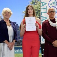 La Infanta Sofía con su diploma en su graduación en el UWC Atlantic College de Gales