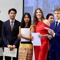 La Infanta Sofía y sus compañeros tras recoger el diploma en su graduación