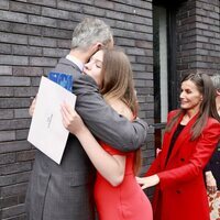 El Rey Felipe VI y la Infanta Sofía se abrazan en presencia de la Reina Letizia en la graduación de la Infanta Sofía