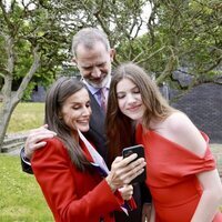 Los Reyes Felipe y Letizia y la Infanta Sofía mirando el móvil en la graduación de la Infanta Sofía