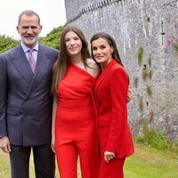 La Infanta Sofía en su graduación con los Reyes Felipe y Letizia