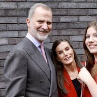Los Reyes Felipe y Letizia y la Infanta Sofía posan muy sonrientes en la graduación de la Infanta Sofía
