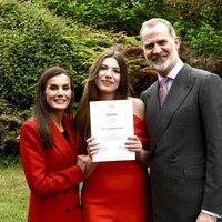 La Infanta Sofía posa con sus padres y su diploma en su graduación