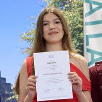 La Infanta Sofía posa con su diploma del UWC Atlantic College de Gales en su graduación