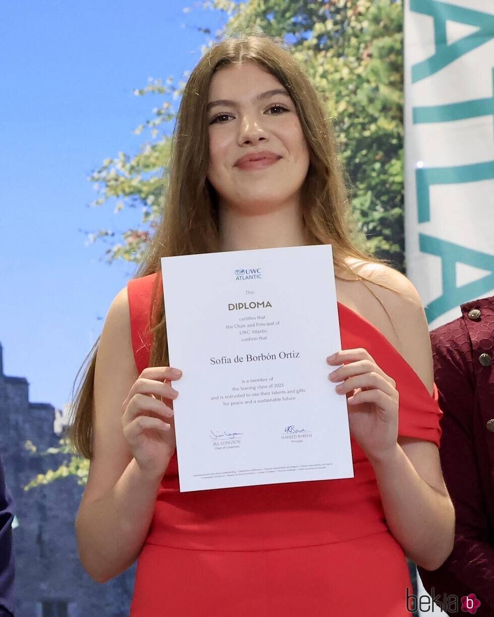 La Infanta Sofía posa con su diploma del UWC Atlantic College de Gales en su graduación