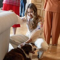 Josephine de Dinamarca acariciando a su perra Grace en el 57 cumpleaños de Federico de Dinamarca