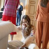 Josephine de Dinamarca acariciando a su perra Grace en el 57 cumpleaños de Federico de Dinamarca