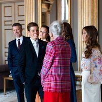 Margarita de Dinamarca hablando con Vincent de Dinamarca en presencia de los Reyes Federico y Mary y sus hijas Isabella y Josephine en el 57 cumpleaños de 