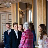 Margarita de Dinamarca hablando con Vincent de Dinamarca en presencia de los Reyes Federico y Mary y sus hijas Isabella y Josephine en el 57 cumpleaños de 