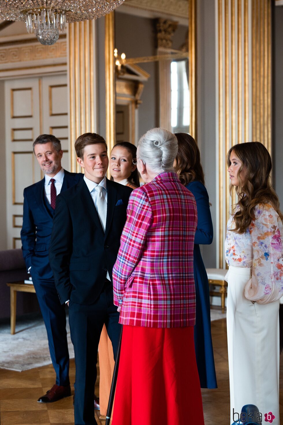 Margarita de Dinamarca hablando con Vincent de Dinamarca en presencia de los Reyes Federico y Mary y sus hijas Isabella y Josephine en el 57 cumpleaños de 
